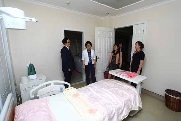 中国——加拿大妇产科学术论坛专家组一行参观曲江妇产医院，专家组对曲江妇产高端医疗表示认可。